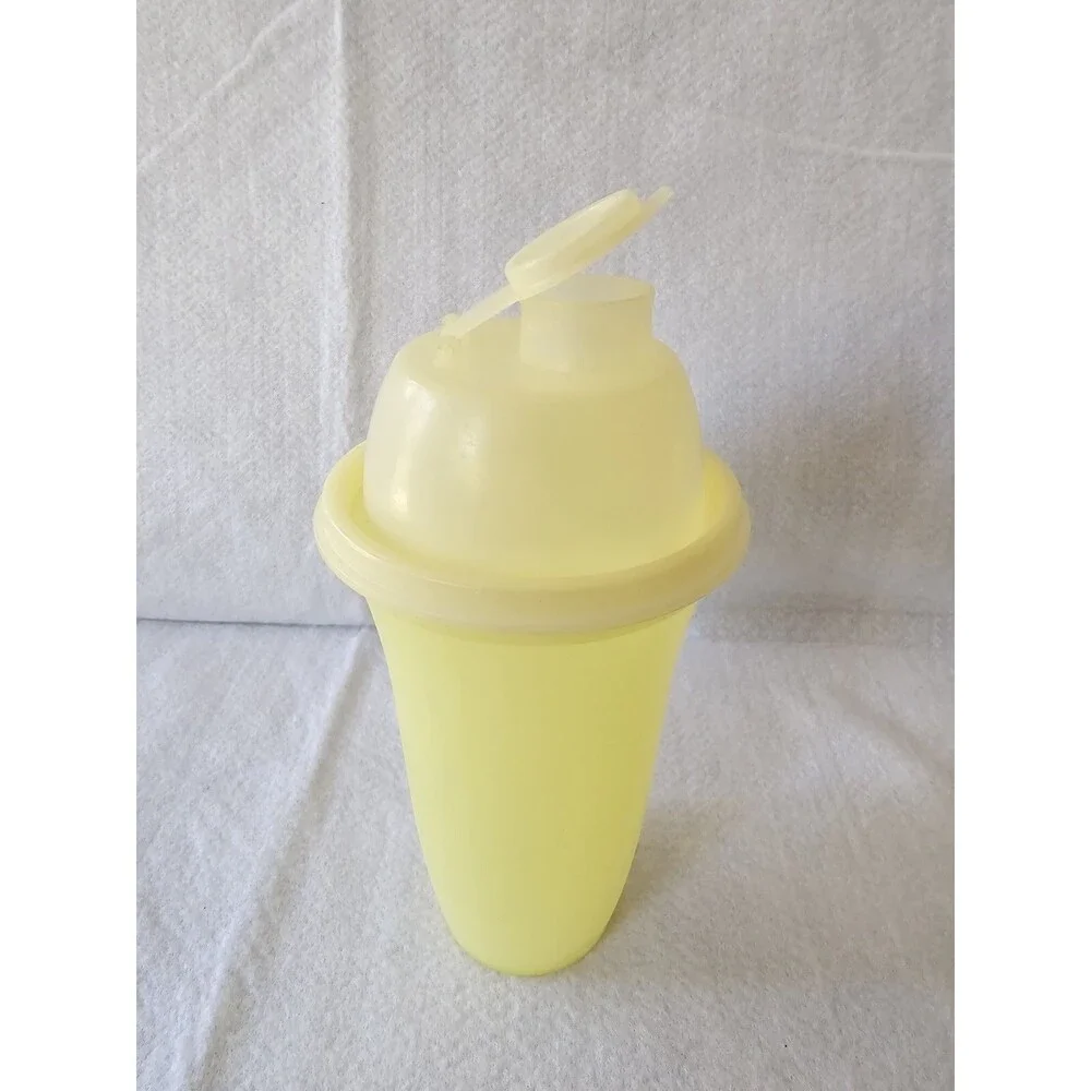 VTG Tupperware 844 Yellow Quick Shaker 16oz Gravy Drink Maker Mixer Blender